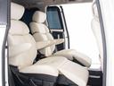セカンドシートは７人乗りのキャプテンシートタイプとなっております！オットマンも装備してますので、足を伸ばしくつろぐ事が出来ます！