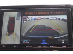 【全方位型モニター】クルマを上空から見下ろしているかのように、直感的に周囲の状況を把握できる全方位型モニター。狭い場所での駐車でも周囲が映像で確認できます。 6