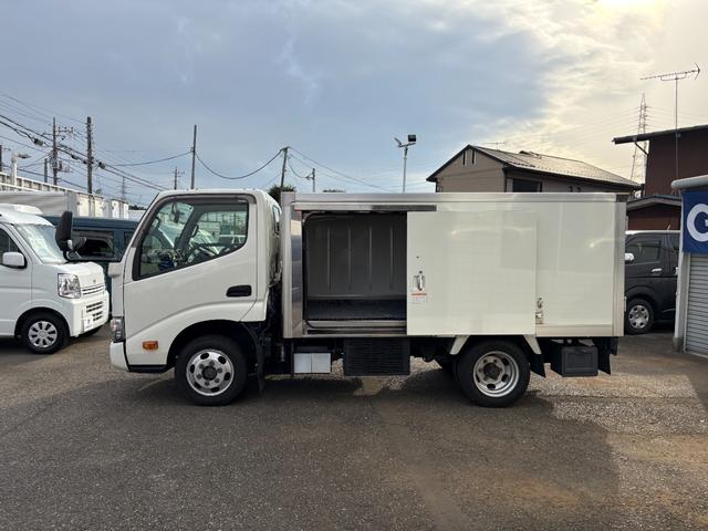 ダイナトラック 冷蔵冷凍車 中温-7℃〜35℃設定 デンソー製冷凍機 車体全高197cm小型サイズ1.35t積み ディーゼルターボ オートマ車 車両総重量3735kg サイドドア 格納ミラー バックカメラ キーレス(10枚目)