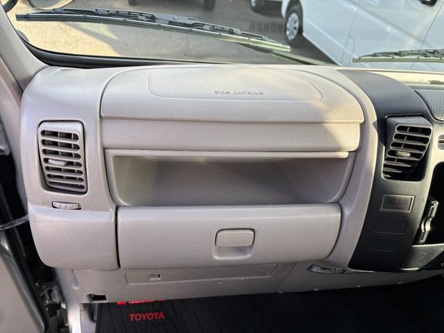 トヨエース シングルジャストロー　パワーリフト　　リフト６００Ｋｇ積み　オートマ　１ｔ積み　３人乗り　エアコン　パワステ　パワーウインドウ　ＡＢＳ　運転席・助手席エアバック（28枚目）