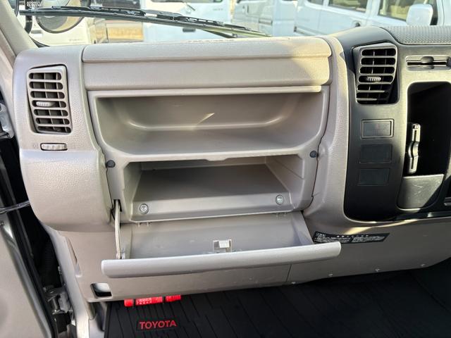 トヨエース シングルジャストロー　パワーリフト　　リフト６００Ｋｇ積み　オートマ　１ｔ積み　３人乗り　エアコン　パワステ　パワーウインドウ　ＡＢＳ　運転席・助手席エアバック（29枚目）