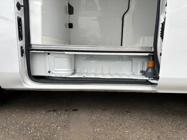 ＮＶ３５０キャラバンバン 　クーリングバン　＋５度設定　サーモキング製冷凍機　オートマ　キーレス　１．２５ｔ積み　３人乗り　両側スライドドア　ＡＢＳ　運転席エアバック（17枚目）