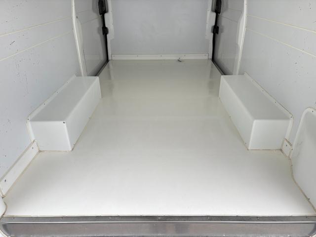 ＮＶ３５０キャラバンバン 　クーリングバン　＋５度設定　サーモキング製冷凍機　オートマ　キーレス　１．２５ｔ積み　３人乗り　両側スライドドア　ＡＢＳ　運転席エアバック（24枚目）
