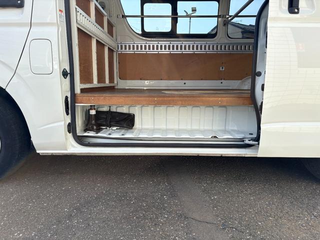 ハイエースバン 　パワーリフト付き　リフト２６０Ｋｇ積み　オートマ車　１．１５ｔ積み　ナビ　ＥＴＣ　バックカメラ　キーレス　ＡＢＳ　運転席エアバック　走行距離２７１００キロ　３人乗り（14枚目）