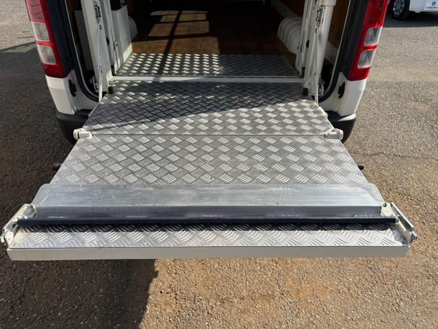 ハイエースバン 　パワーリフト付き　リフト２６０Ｋｇ積み　オートマ車　１．１５ｔ積み　ナビ　ＥＴＣ　バックカメラ　キーレス　ＡＢＳ　運転席エアバック　走行距離２７１００キロ　３人乗り（24枚目）