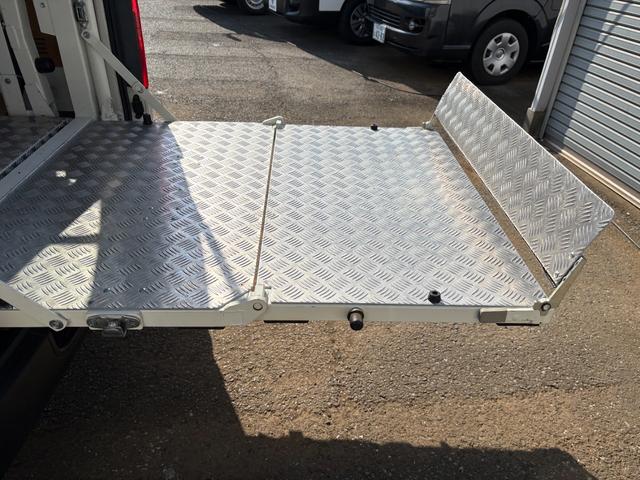 ハイエースバン 　パワーリフト付き　リフト２６０Ｋｇ積み　オートマ車　１．１５ｔ積み　ナビ　ＥＴＣ　バックカメラ　キーレス　ＡＢＳ　運転席エアバック　走行距離２７１００キロ　３人乗り（26枚目）