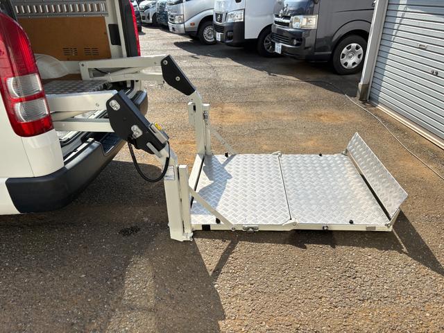 ハイエースバン 　パワーリフト付き　リフト２６０Ｋｇ積み　オートマ車　１．１５ｔ積み　ナビ　ＥＴＣ　バックカメラ　キーレス　ＡＢＳ　運転席エアバック　走行距離２７１００キロ　３人乗り（27枚目）