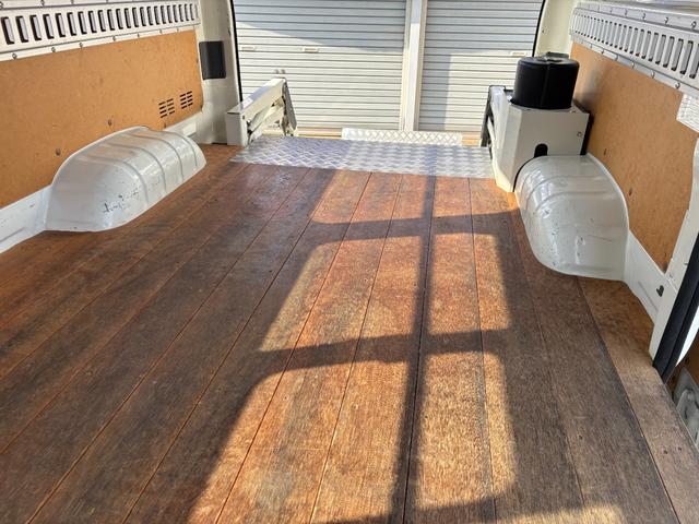 ハイエースバン 　パワーリフト付き　リフト２６０Ｋｇ積み　オートマ車　１．１５ｔ積み　ナビ　ＥＴＣ　バックカメラ　キーレス　ＡＢＳ　運転席エアバック　走行距離２７１００キロ　３人乗り（30枚目）