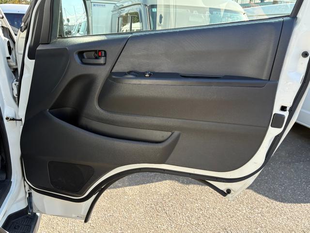 ハイエースバン 　パワーリフト付き　リフト２６０Ｋｇ積み　オートマ車　１．１５ｔ積み　ナビ　ＥＴＣ　バックカメラ　キーレス　ＡＢＳ　運転席エアバック　走行距離２７１００キロ　３人乗り（32枚目）