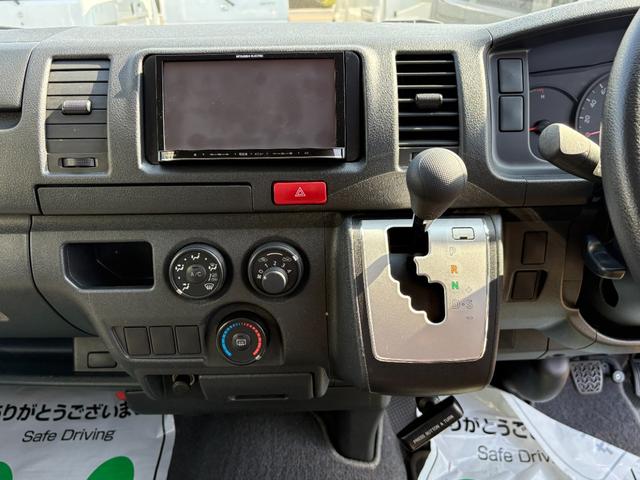 ハイエースバン 　パワーリフト付き　リフト２６０Ｋｇ積み　オートマ車　１．１５ｔ積み　ナビ　ＥＴＣ　バックカメラ　キーレス　ＡＢＳ　運転席エアバック　走行距離２７１００キロ　３人乗り（35枚目）