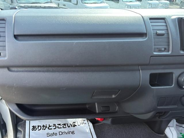 ハイエースバン 　パワーリフト付き　リフト２６０Ｋｇ積み　オートマ車　１．１５ｔ積み　ナビ　ＥＴＣ　バックカメラ　キーレス　ＡＢＳ　運転席エアバック　走行距離２７１００キロ　３人乗り（43枚目）