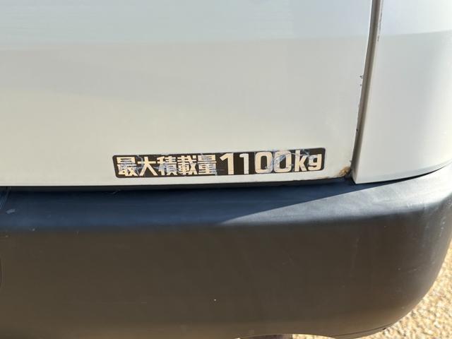 ハイエースバン 　パワーリフト車　オートマ　キーレス　リフト２６０Ｋｇ積み　リフト横開き可能　ラッシングレール　間仕切りカーテン　３人乗り　１．１ｔ積み　ナビ　ＥＴＣ　走行距離４２００６キロ（17枚目）