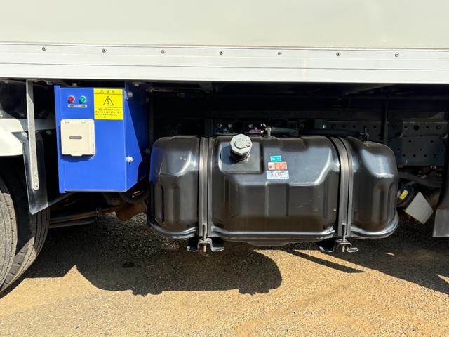 エルフトラック 　冷蔵冷凍車　低温冷凍車－３０℃〜３０℃設定　スタンバイ装置付　箱断熱１００ｍｍ　積載１．５ｔ小型サイズ　オートマ車　車両総重量４２３５ｋｇ　サイドドア　床ステン張り　バックモニター　ナビ　ＴＶ　ＥＴＣ（6枚目）
