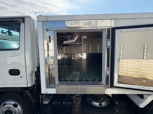 エルフトラック 　冷蔵冷凍車　低温冷凍車－３０℃〜３０℃設定　スタンバイ装置付　箱断熱１００ｍｍ　積載１．５ｔ小型サイズ　オートマ車　車両総重量４２３５ｋｇ　サイドドア　床ステン張り　バックモニター　ナビ　ＴＶ　ＥＴＣ（10枚目）