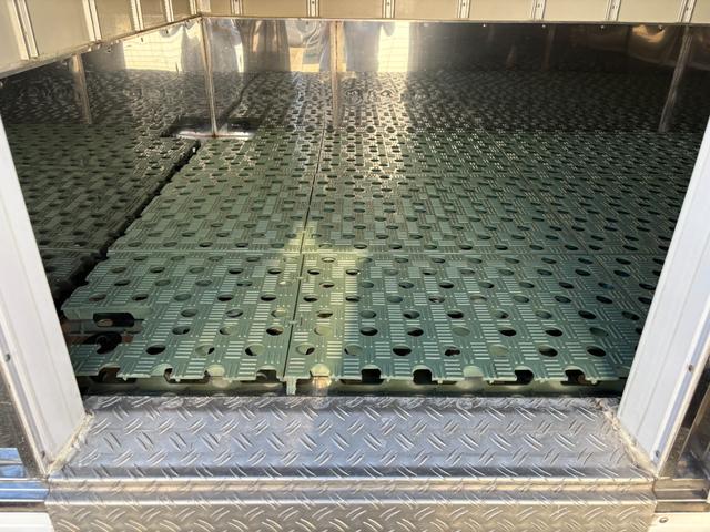 エルフトラック 　冷蔵冷凍車　低温冷凍車－３０℃〜３０℃設定　スタンバイ装置付　箱断熱１００ｍｍ　積載１．５ｔ小型サイズ　オートマ車　車両総重量４２３５ｋｇ　サイドドア　床ステン張り　バックモニター　ナビ　ＴＶ　ＥＴＣ（13枚目）