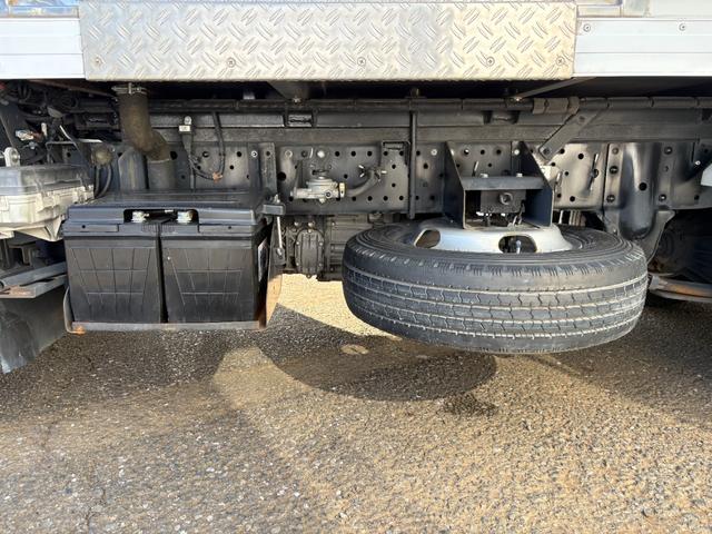 エルフトラック 　冷蔵冷凍車　低温冷凍車－３０℃〜３０℃設定　スタンバイ装置付　箱断熱１００ｍｍ　積載１．５ｔ小型サイズ　オートマ車　車両総重量４２３５ｋｇ　サイドドア　床ステン張り　バックモニター　ナビ　ＴＶ　ＥＴＣ（15枚目）