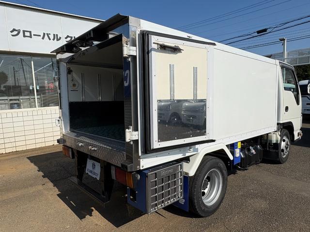 エルフトラック 　冷蔵冷凍車　低温冷凍車－３０℃〜３０℃設定　スタンバイ装置付　箱断熱１００ｍｍ　積載１．５ｔ小型サイズ　オートマ車　車両総重量４２３５ｋｇ　サイドドア　床ステン張り　バックモニター　ナビ　ＴＶ　ＥＴＣ（23枚目）