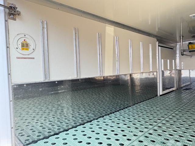 エルフトラック 　冷蔵冷凍車　低温冷凍車－３０℃〜３０℃設定　スタンバイ装置付　箱断熱１００ｍｍ　積載１．５ｔ小型サイズ　オートマ車　車両総重量４２３５ｋｇ　サイドドア　床ステン張り　バックモニター　ナビ　ＴＶ　ＥＴＣ（24枚目）