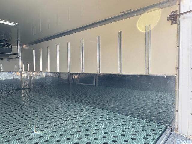 エルフトラック 　冷蔵冷凍車　低温冷凍車－３０℃〜３０℃設定　スタンバイ装置付　箱断熱１００ｍｍ　積載１．５ｔ小型サイズ　オートマ車　車両総重量４２３５ｋｇ　サイドドア　床ステン張り　バックモニター　ナビ　ＴＶ　ＥＴＣ（25枚目）