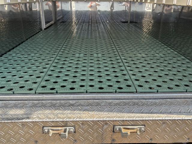 エルフトラック 　冷蔵冷凍車　低温冷凍車－３０℃〜３０℃設定　スタンバイ装置付　箱断熱１００ｍｍ　積載１．５ｔ小型サイズ　オートマ車　車両総重量４２３５ｋｇ　サイドドア　床ステン張り　バックモニター　ナビ　ＴＶ　ＥＴＣ（26枚目）