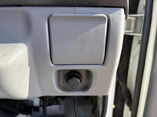 エルフトラック 　冷蔵冷凍車　低温冷凍車－３０℃〜３０℃設定　スタンバイ装置付　箱断熱１００ｍｍ　積載１．５ｔ小型サイズ　オートマ車　車両総重量４２３５ｋｇ　サイドドア　床ステン張り　バックモニター　ナビ　ＴＶ　ＥＴＣ（30枚目）