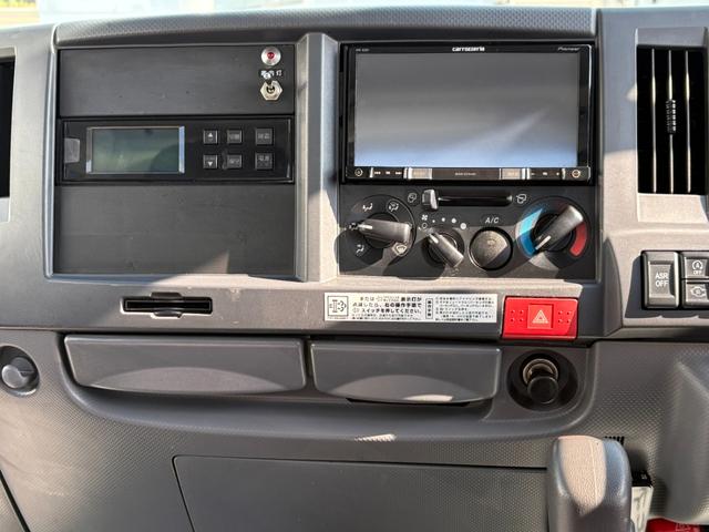 エルフトラック 　冷蔵冷凍車　低温冷凍車－３０℃〜３０℃設定　スタンバイ装置付　箱断熱１００ｍｍ　積載１．５ｔ小型サイズ　オートマ車　車両総重量４２３５ｋｇ　サイドドア　床ステン張り　バックモニター　ナビ　ＴＶ　ＥＴＣ（32枚目）