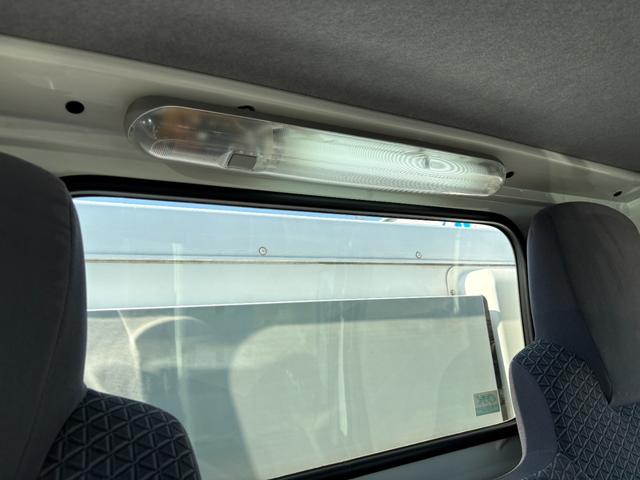 エルフトラック 　冷蔵冷凍車　低温冷凍車－３０℃〜３０℃設定　スタンバイ装置付　箱断熱１００ｍｍ　積載１．５ｔ小型サイズ　オートマ車　車両総重量４２３５ｋｇ　サイドドア　床ステン張り　バックモニター　ナビ　ＴＶ　ＥＴＣ（43枚目）