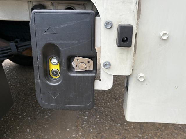 タウンエーストラック 垂直パワーゲート オートマ リフト400Kg積み ナビ ワンセグTV ABS ETC 運転席・助手席エアバック 車検R8年10月 エアコン パワステ(13枚目)