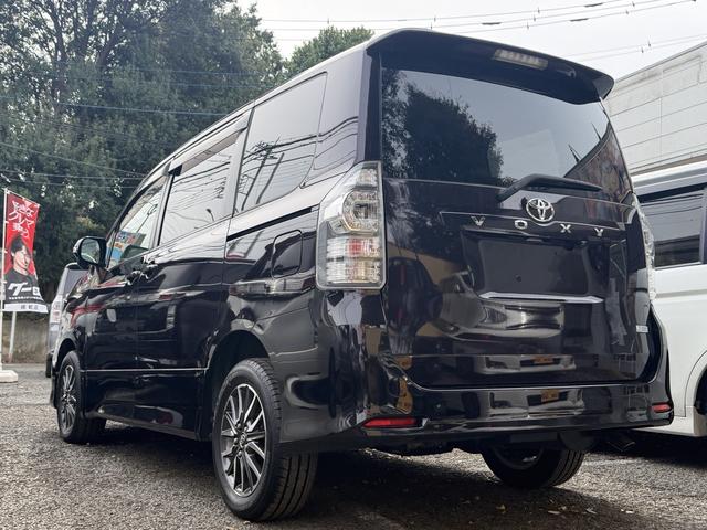 ヴォクシー ＺＳ　プレミアム保証／後期型／４ＷＤ／サンルーフ／両側パワスラ／シートヒーター／リアオートエアコン／７人乗りキャプテンシート／社外８インチナビ／フルセグＴＶ／バックカメラ／ＨＩＤ／フォグ／（2枚目）
