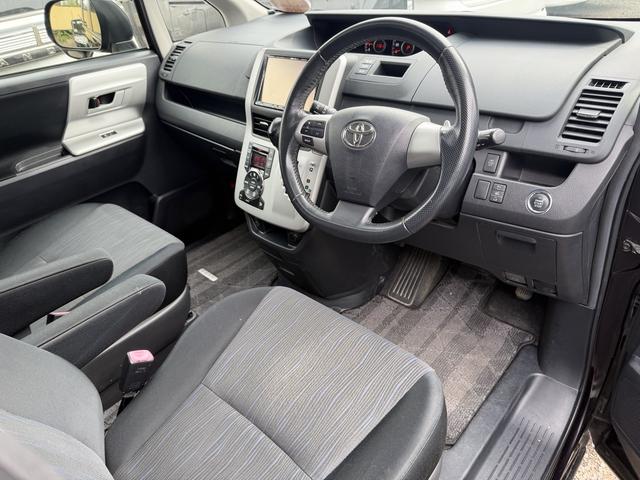 ヴォクシー ＺＳ　プレミアム保証／後期型／４ＷＤ／サンルーフ／両側パワスラ／シートヒーター／リアオートエアコン／７人乗りキャプテンシート／社外８インチナビ／フルセグＴＶ／バックカメラ／ＨＩＤ／フォグ／（13枚目）