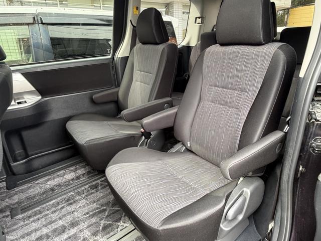 ヴォクシー ＺＳ　プレミアム保証／後期型／４ＷＤ／サンルーフ／両側パワスラ／シートヒーター／リアオートエアコン／７人乗りキャプテンシート／社外８インチナビ／フルセグＴＶ／バックカメラ／ＨＩＤ／フォグ／（15枚目）