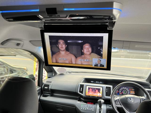 ステップワゴンスパーダ Z クールスピリット プレミアム保証/社外8インチナビ/社外フリップダウンモニター/Bluetooth音楽/フルセグTV/CD.DVD再生/バックカメラ/ハーフレザーシート/8人乗り/両側パワースライド/(4枚目)