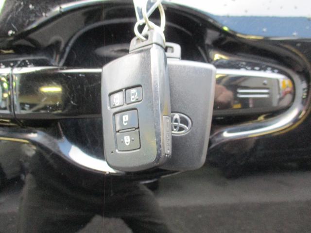 ノア Si 禁煙車/純正9インチ/11後席モニタ‐/CD/DVD再生/Bカメラ/横滑り/I-stop/イモビ/スマ-トキ‐/ETC/Wエア-バック/革巻ハンドル/両側自動ドア/LED/純正エアロ&16AW/(6枚目)