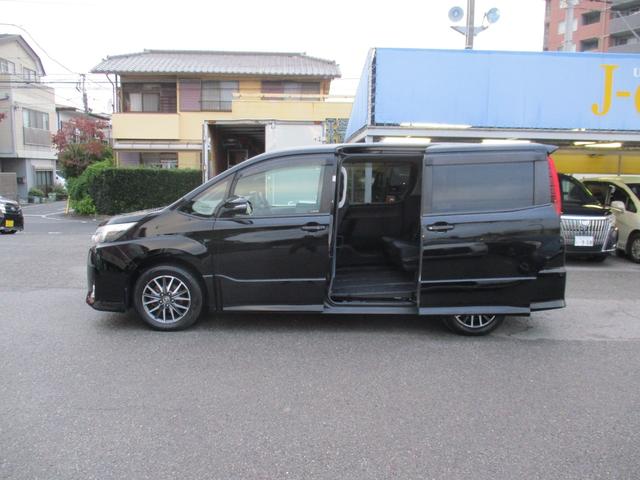 ノア Si 禁煙車/純正9インチ/11後席モニタ‐/CD/DVD再生/Bカメラ/横滑り/I-stop/イモビ/スマ-トキ‐/ETC/Wエア-バック/革巻ハンドル/両側自動ドア/LED/純正エアロ&16AW/(16枚目)