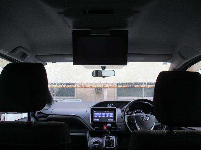 ノア Si 禁煙車/純正9インチ/11後席モニタ‐/CD/DVD再生/Bカメラ/横滑り/I-stop/イモビ/スマ-トキ‐/ETC/Wエア-バック/革巻ハンドル/両側自動ドア/LED/純正エアロ&16AW/(30枚目)
