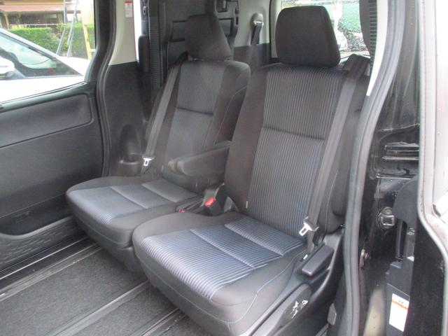 ノア Si 禁煙車/純正9インチ/11後席モニタ‐/CD/DVD再生/Bカメラ/横滑り/I-stop/イモビ/スマ-トキ‐/ETC/Wエア-バック/革巻ハンドル/両側自動ドア/LED/純正エアロ&16AW/(50枚目)