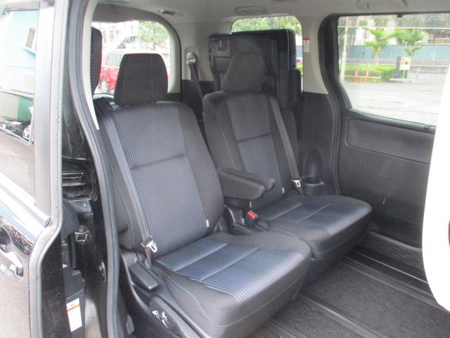 ノア Si 禁煙車/純正9インチ/11後席モニタ‐/CD/DVD再生/Bカメラ/横滑り/I-stop/イモビ/スマ-トキ‐/ETC/Wエア-バック/革巻ハンドル/両側自動ドア/LED/純正エアロ&16AW/(51枚目)