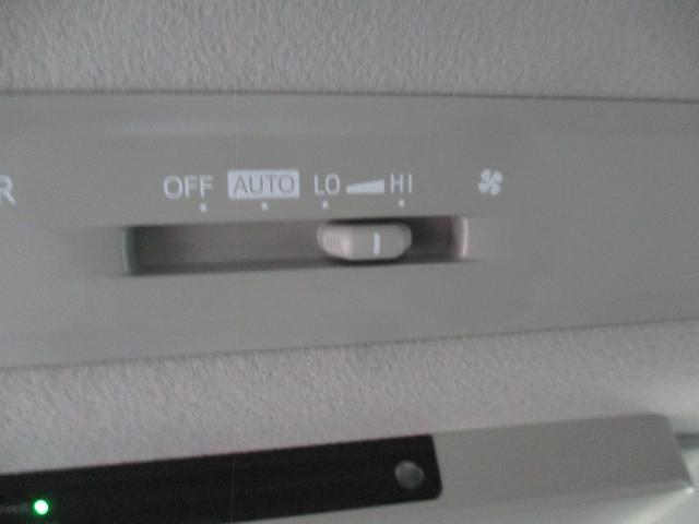 ノア Si 禁煙車/純正9インチ/11後席モニタ‐/CD/DVD再生/Bカメラ/横滑り/I-stop/イモビ/スマ-トキ‐/ETC/Wエア-バック/革巻ハンドル/両側自動ドア/LED/純正エアロ&16AW/(56枚目)