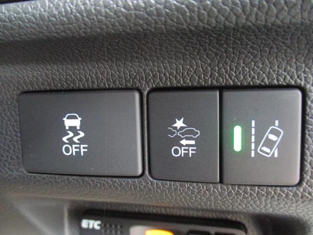 フリードハイブリッド ハイブリッド・Ｇホンダセンシング　ワンオ－ナ－／禁煙車／純正ＴＶ／Ｂカメラ／後席モニタ‐／スマ－トキ‐／イモビ／Ｉ－ｓｔｏｐ／ＥＴＣ／ハ－フレザ－／革巻Ｈ／ＬＥＤ／レーンアシスト／両側自動／ウオークスル‐／純正１５ＡＷ／（40枚目）