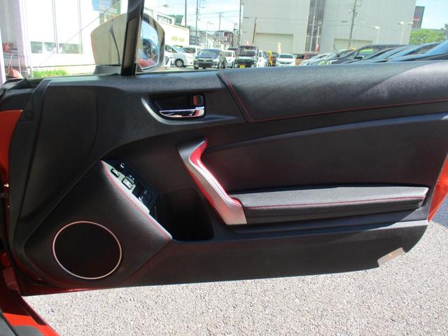 ８６ ＧＴ　禁煙車／６速ＭＴ／ＶＳＣＳＰＯＲＴ／ＨＤＤナビフルセグ／ＢＴ／ＵＳＢ／スマ－トキ－／純セキュリティアラ－ム／ＥＴＣ／革巻きＨ／サイド＆カ－テンＳＲＳ／ドラレコ／オ－トライト／ＨＩＤライト／フォグ／（34枚目）