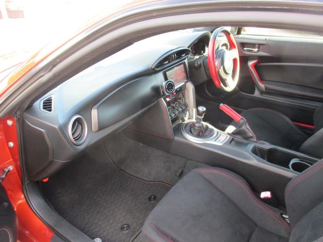 ８６ ＧＴ　禁煙車／６速ＭＴ／ＶＳＣＳＰＯＲＴ／ＨＤＤナビフルセグ／ＢＴ／ＵＳＢ／スマ－トキ－／純セキュリティアラ－ム／ＥＴＣ／革巻きＨ／サイド＆カ－テンＳＲＳ／ドラレコ／オ－トライト／ＨＩＤライト／フォグ／（36枚目）