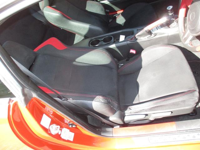 ８６ ＧＴ　禁煙車／６速ＭＴ／ＶＳＣＳＰＯＲＴ／ＨＤＤナビフルセグ／ＢＴ／ＵＳＢ／スマ－トキ－／純セキュリティアラ－ム／ＥＴＣ／革巻きＨ／サイド＆カ－テンＳＲＳ／ドラレコ／オ－トライト／ＨＩＤライト／フォグ／（39枚目）