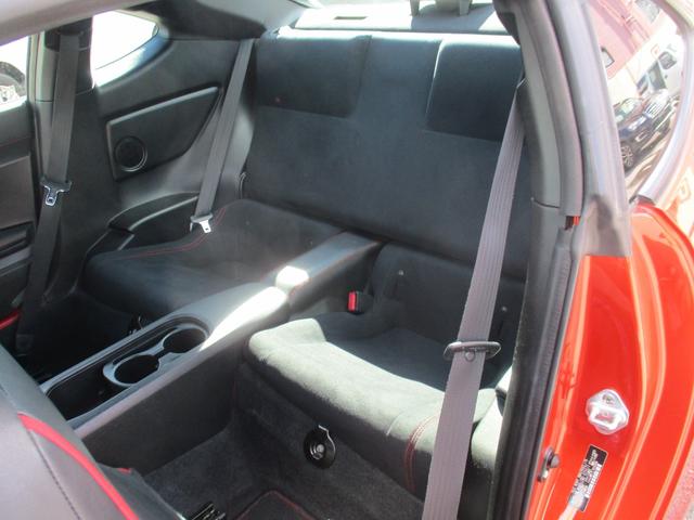 ８６ ＧＴ　禁煙車／６速ＭＴ／ＶＳＣＳＰＯＲＴ／ＨＤＤナビフルセグ／ＢＴ／ＵＳＢ／スマ－トキ－／純セキュリティアラ－ム／ＥＴＣ／革巻きＨ／サイド＆カ－テンＳＲＳ／ドラレコ／オ－トライト／ＨＩＤライト／フォグ／（42枚目）
