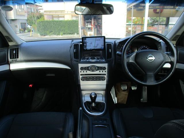 スカイライン ３７０ＧＴ　タイプＳ　６速ＭＴ／ＶＤＣ／ポータブルナビＴＶ／インテリキー／イモビ／ビルトインＥＴＣ／革巻きＨ／前席パワーＳ／３６０°＋リアドラレコ／サイド＆カーテンＳＲＳ／ＡＦＳ付キセノンライト／フォグ／純１９ＡＷ／Ｒスポ（4枚目）