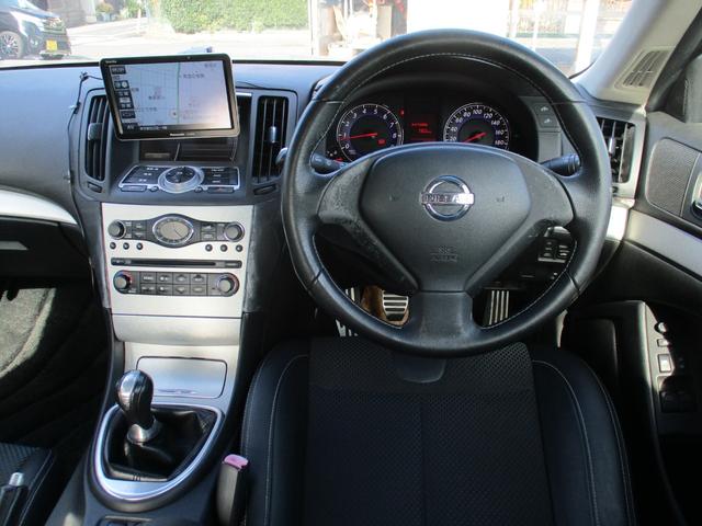 スカイライン ３７０ＧＴ　タイプＳ　６速ＭＴ／ＶＤＣ／ポータブルナビＴＶ／インテリキー／イモビ／ビルトインＥＴＣ／革巻きＨ／前席パワーＳ／３６０°＋リアドラレコ／サイド＆カーテンＳＲＳ／ＡＦＳ付キセノンライト／フォグ／純１９ＡＷ／Ｒスポ（5枚目）