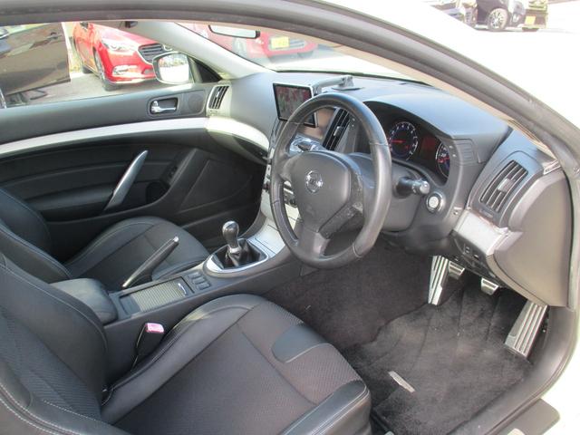 スカイライン ３７０ＧＴ　タイプＳ　６速ＭＴ／ＶＤＣ／ポータブルナビＴＶ／インテリキー／イモビ／ビルトインＥＴＣ／革巻きＨ／前席パワーＳ／３６０°＋リアドラレコ／サイド＆カーテンＳＲＳ／ＡＦＳ付キセノンライト／フォグ／純１９ＡＷ／Ｒスポ（42枚目）