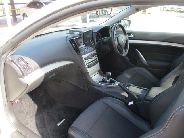 スカイライン ３７０ＧＴ　タイプＳ　６速ＭＴ／ＶＤＣ／ポータブルナビＴＶ／インテリキー／イモビ／ビルトインＥＴＣ／革巻きＨ／前席パワーＳ／３６０°＋リアドラレコ／サイド＆カーテンＳＲＳ／ＡＦＳ付キセノンライト／フォグ／純１９ＡＷ／Ｒスポ（43枚目）