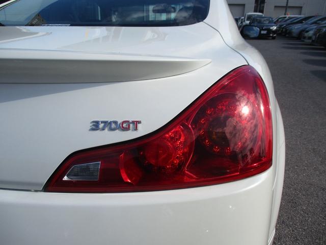 スカイライン ３７０ＧＴ　タイプＳ　６速ＭＴ／ＶＤＣ／ポータブルナビＴＶ／インテリキー／イモビ／ビルトインＥＴＣ／革巻きＨ／前席パワーＳ／３６０°＋リアドラレコ／サイド＆カーテンＳＲＳ／ＡＦＳ付キセノンライト／フォグ／純１９ＡＷ／Ｒスポ（76枚目）