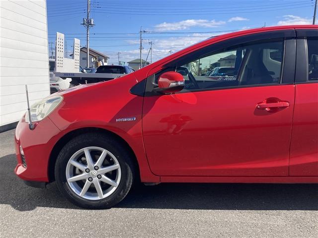 アクア Ｓ　キーレスエントリ　フルセグ地デジ　ナビ＆ＴＶ　オートエアコン　デュアルエアバック　ＥＳＣ　Ｂカメラ　パワーウィンドウ　ＡＵＸ端子　ＥＴＣ　ＤＶＤ再生可能　ＳＲＳ　パワーステアリング　ＡＢＳ（8枚目）