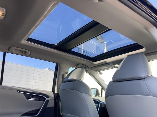 ＲＡＶ４ Ｇ　Ｚパッケージ　インテリジェントクリアランスソナー　パノラマルーフ　整備記録簿　ＡＷＤ　ＬＥＤライト　アルミホイル　オートクルーズ　横滑り防止装置　バックガイドモニター　盗難防止装置　デュアルエアバッグ　メモリナビ（6枚目）